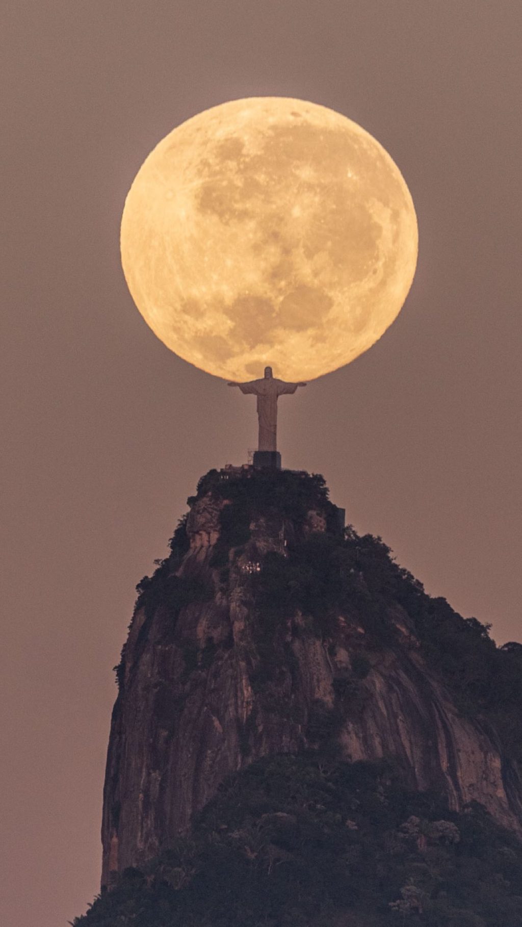 Cristo Redentor segurando a lua