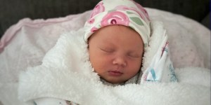 Bombeiro e esposa adotam bebê abandonada