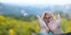 Este jeito de pensar na cruz vai deixá-la menos pesada