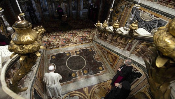 Papa Francisco reza no túmulo de São Pedro