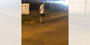 Este pai espera a filha no ponto de ônibus todas as noites