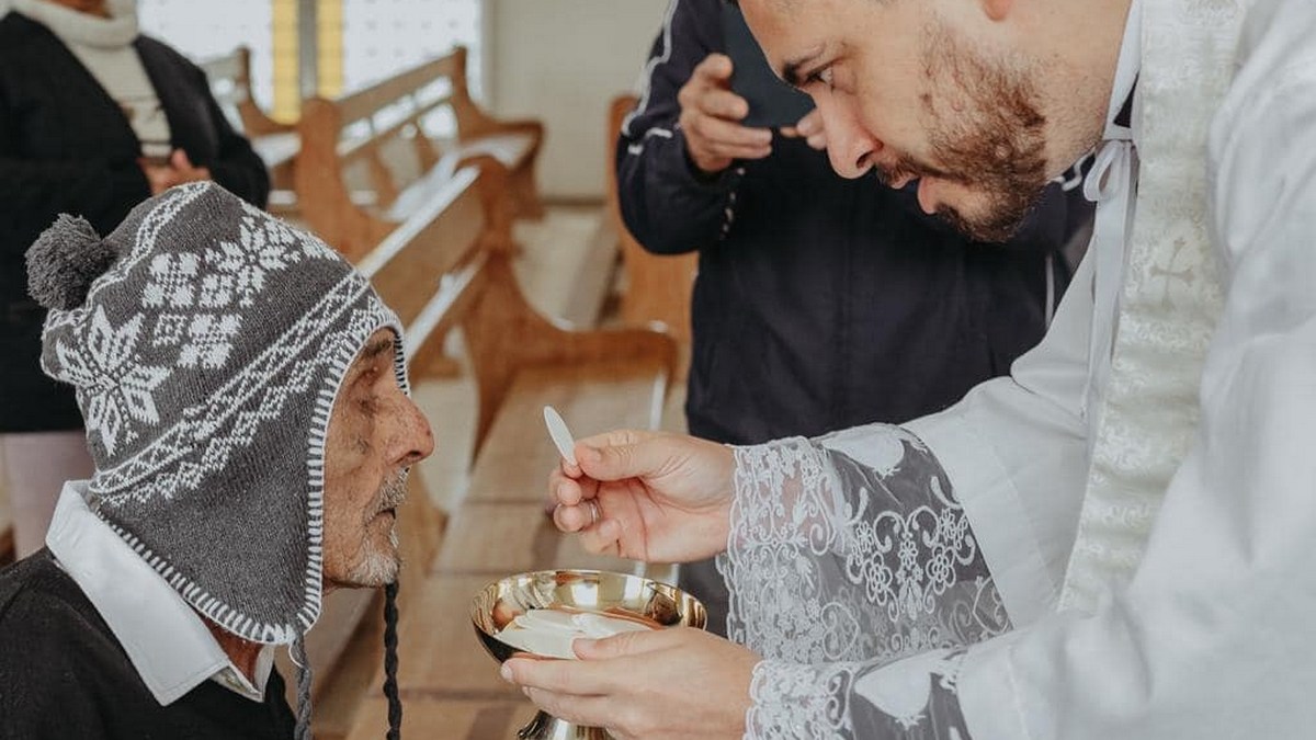 Sr. José Lourenço da Silva recebe os sacramentos