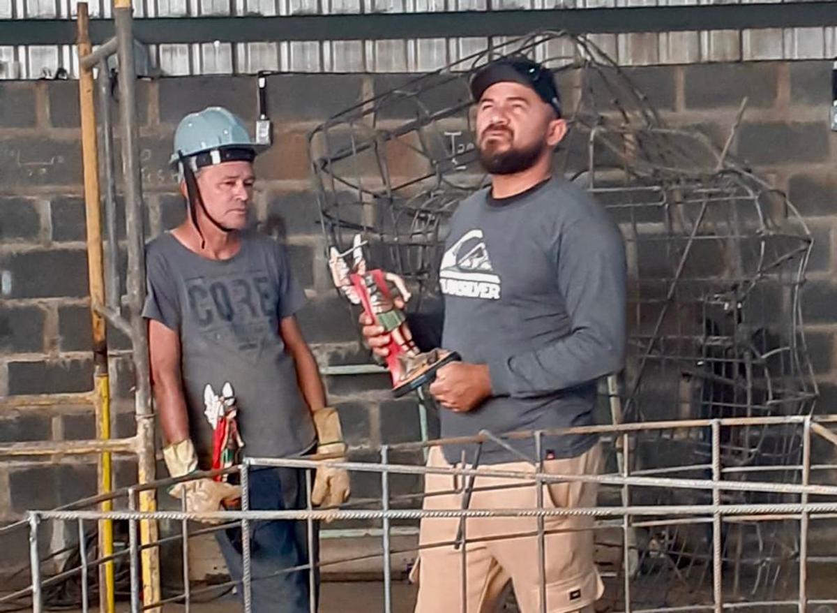 Escultores trabalhando na imagem de São Miguel Arcanjo