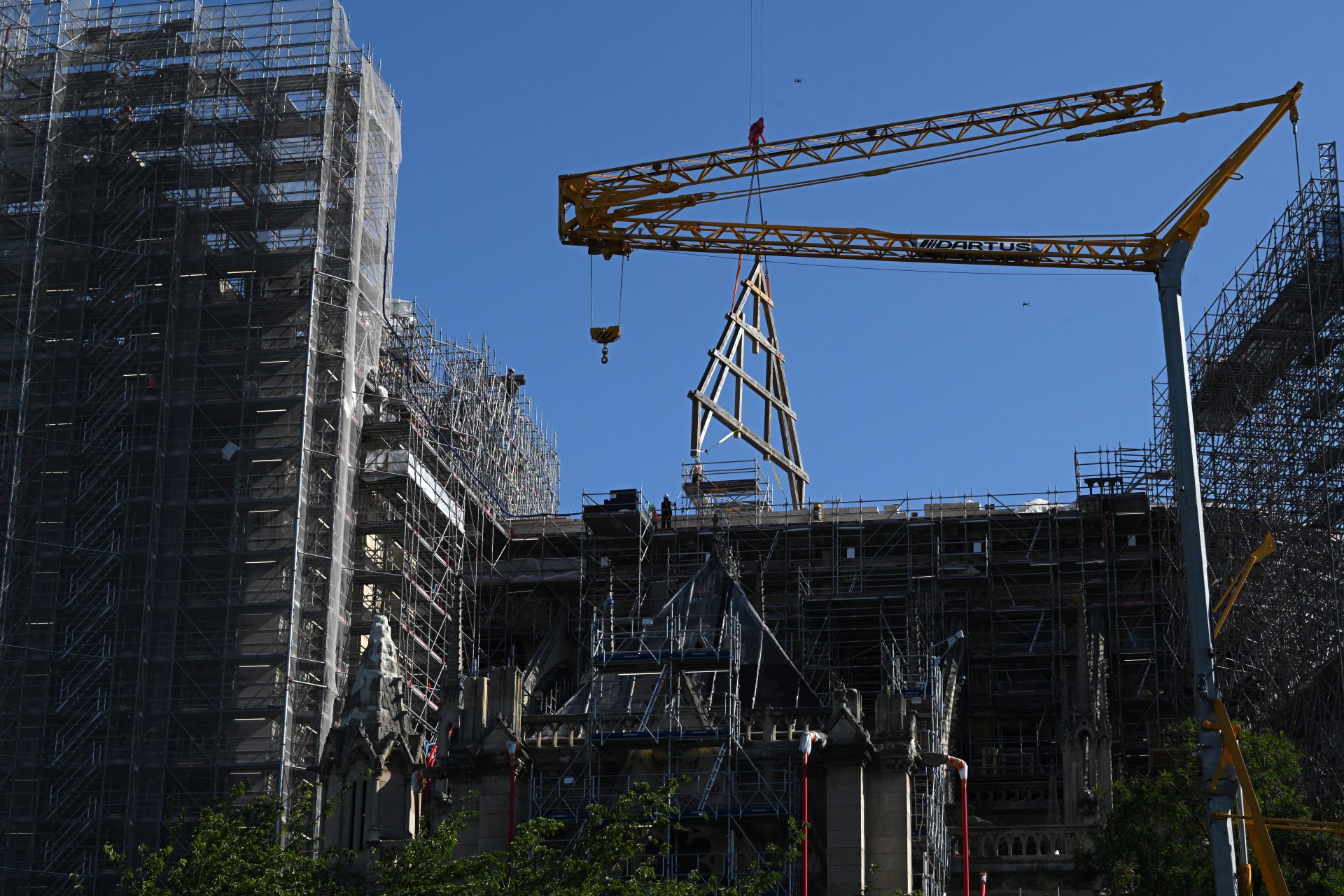 NOTRE-DAME-CHARPENTE-AFP-000_33NK7C7.jpg