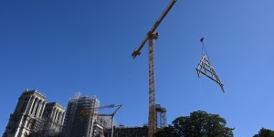 [FOTOS] A estrutura do telhado de Notre-Dame toma forma diante dos olhos de fiéis e turistas