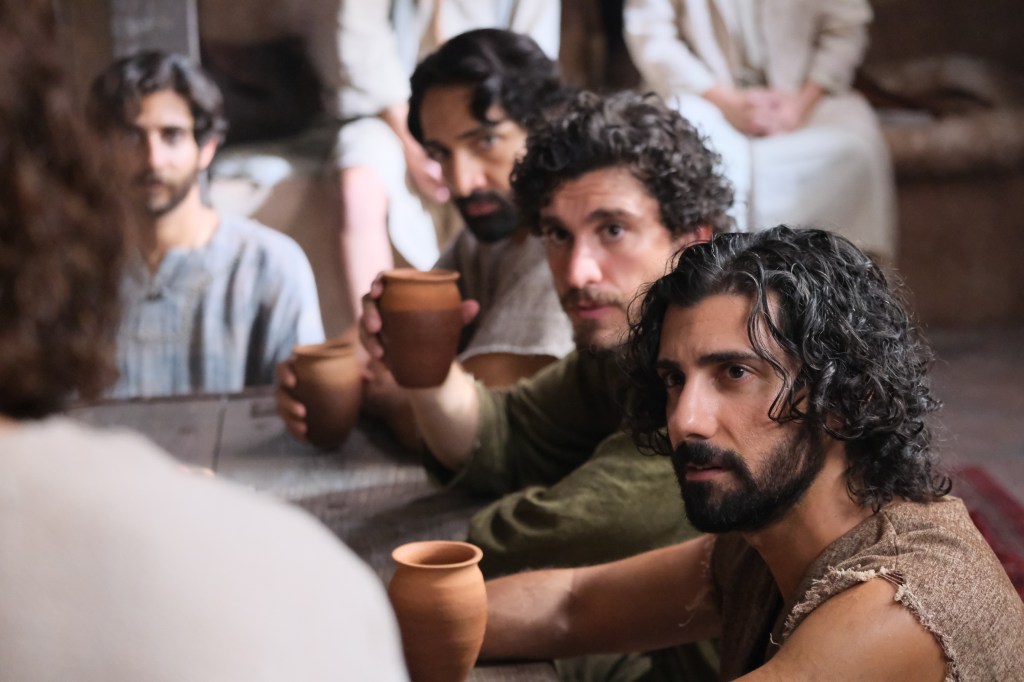 Judas, Tiago Maior, João e André escutam Jesus em "The Chosen"