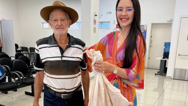 Gerente Caroline Timóteo e seu cliente, Sr. Jesus