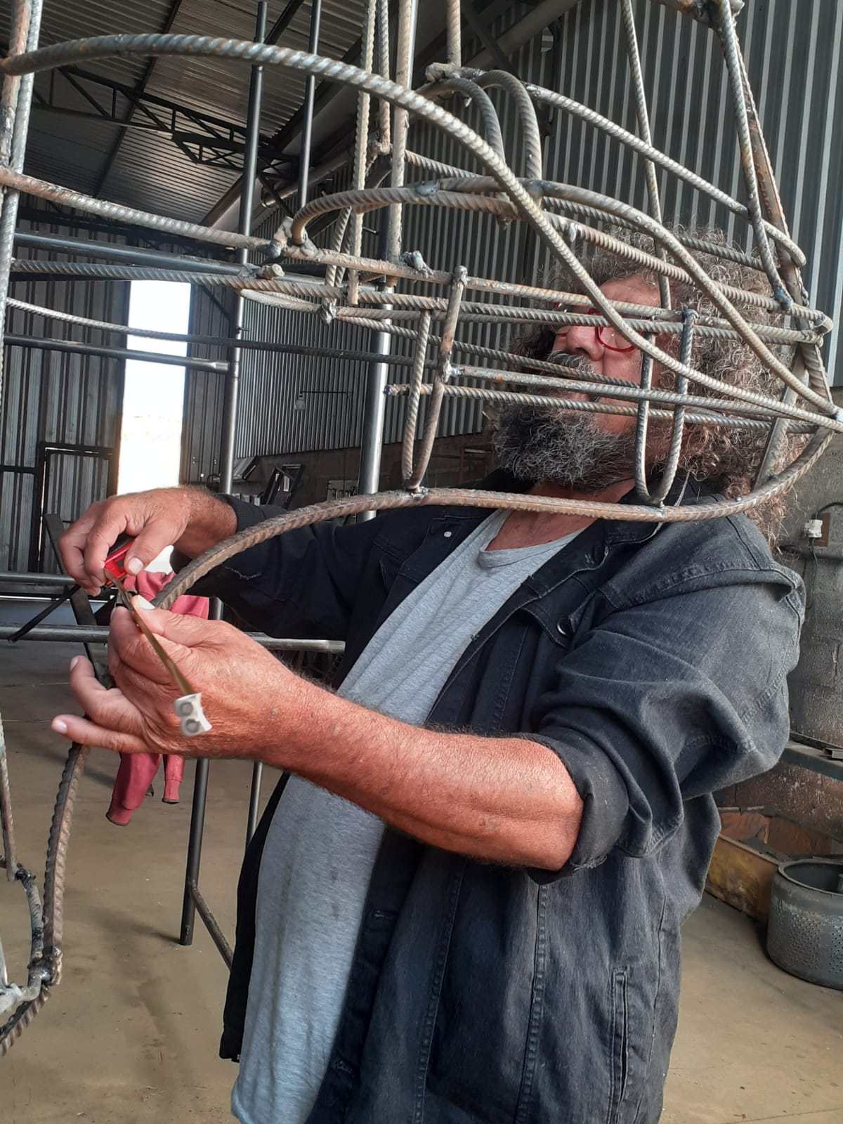 Genésio Moura trabalha na escultura de São Miguel Arcanjo