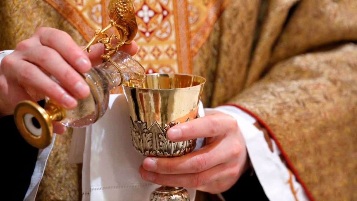 Sacerdote celebra a Missa