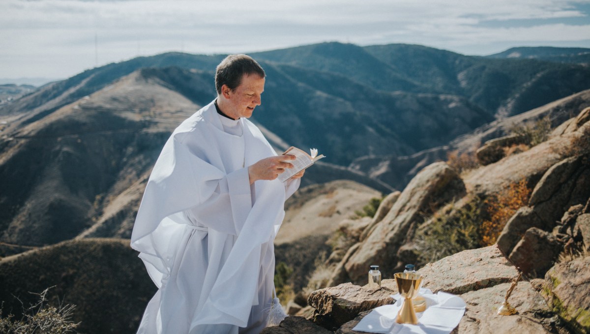 Sacerdote celebra Missa ao ar livre