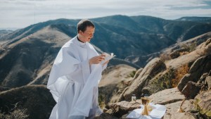 Sacerdote celebra Missa ao ar livre