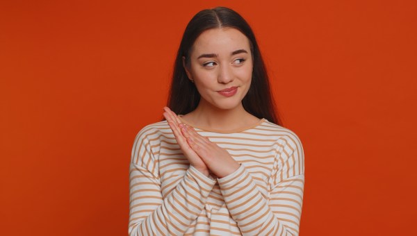 Kobieta spogląda w bok knując coś