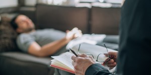 Por que os padres também precisam de terapia