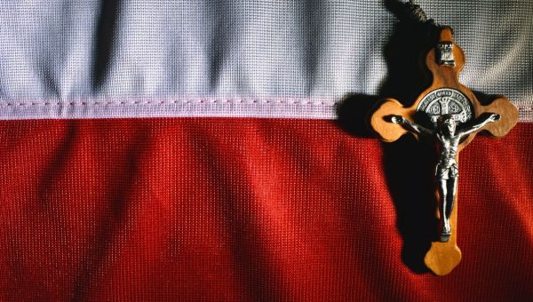 Crucifixo sobre a bandeira da Polônia