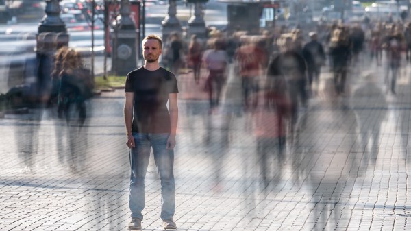 HOMME-SEUL-FOULE-RUE-shutterstock_1672171747