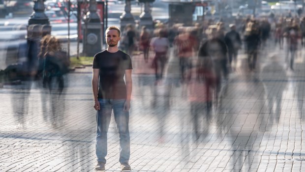 HOMME-SEUL-FOULE-RUE-shutterstock_1672171747