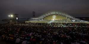 Vídeo emocionante: 1,5 milhão de jovens rezam em silêncio com o Papa