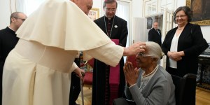 Papa encontra mulher nascida no mesmo dia em que Maria apareceu em Fátima