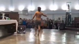 Homem sem camisa invade igreja