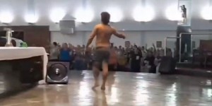 Brasil: homem sem camisa invade catedral durante Missa e causa tumulto