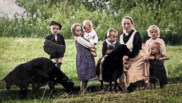 Wiktoria Ulma z sześciorgiem dzieci (ok. 1943)