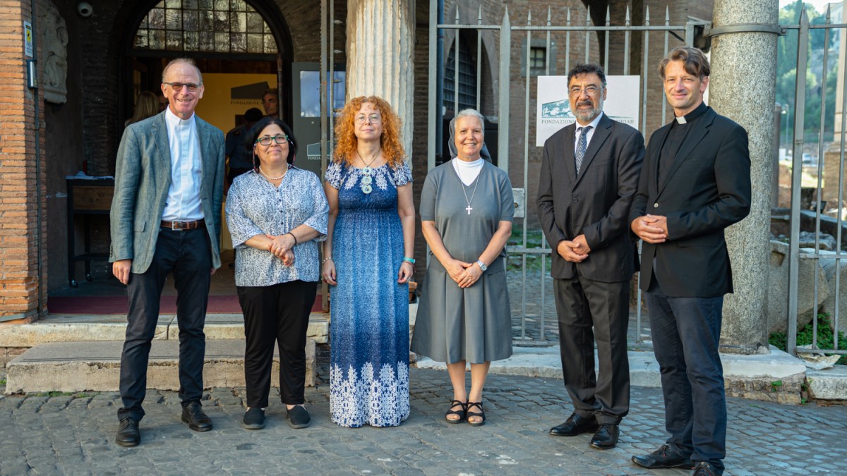 Os pesquisadores que estudaram um novo documento sobre judeus que foram abrigados em congregações católicas durante o Holocausto. Da esquerda: Paul Oberholzer (Universidade Gregoriana), Iael Nidam-Orvieto (Diretor do Instituto Internacional para a Pesquisa do Holocausto no Yad Vashem), Silvia Haia Antonucci (Arquivo Histórico da Comunidade Judaica de Roma), Grazia Loparco (Pontifícia Faculdade de Educação Sciences Auxilium), Claudio Procaccia (Diretor do Departamento Cultural da Comunidade Judaica de Roma), Dominik Markl (Pontifício Instituto Bíblico e Universidade de Innsbruck).