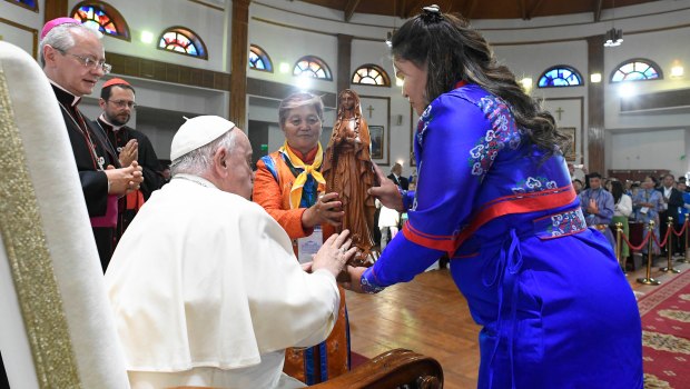 Papa Francisco abençoa imagem de Nossa Senhora Mãe do Céu, na catedral de Ulan Bator, Mongólia