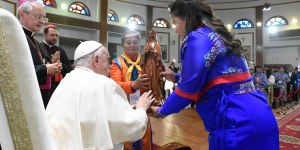 Qual é a história da imagem de Maria mostrada ao Papa na Mongólia após ser achada no lixo?