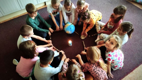 Akcja modlitewna milion dzieci modli się na różańcu