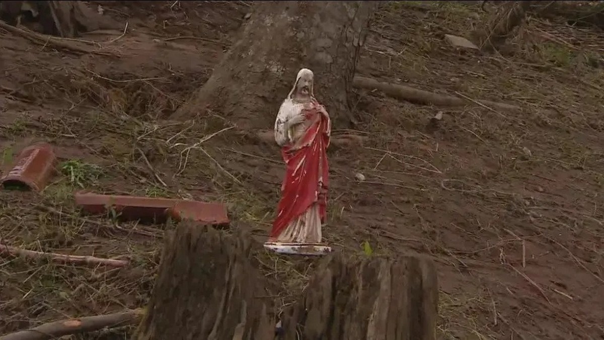 Imagem do Sagrado Coração de Jesus após inundações devastadoras