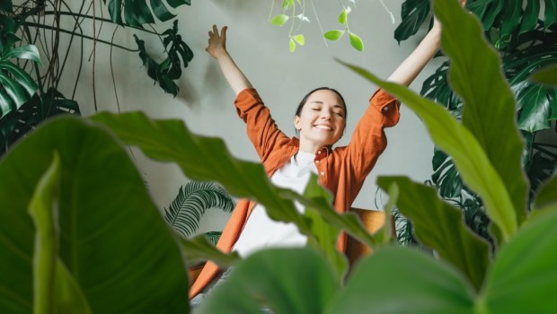 Mulher entre plantas