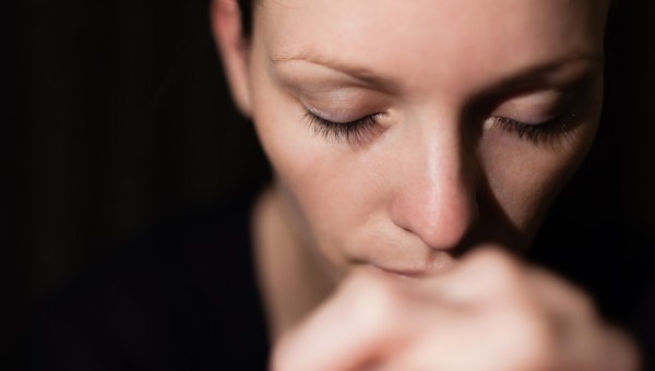 Kobieta zatopiona w modlitwie