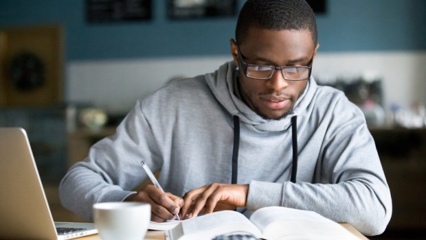 Jovem estudando e concentrado