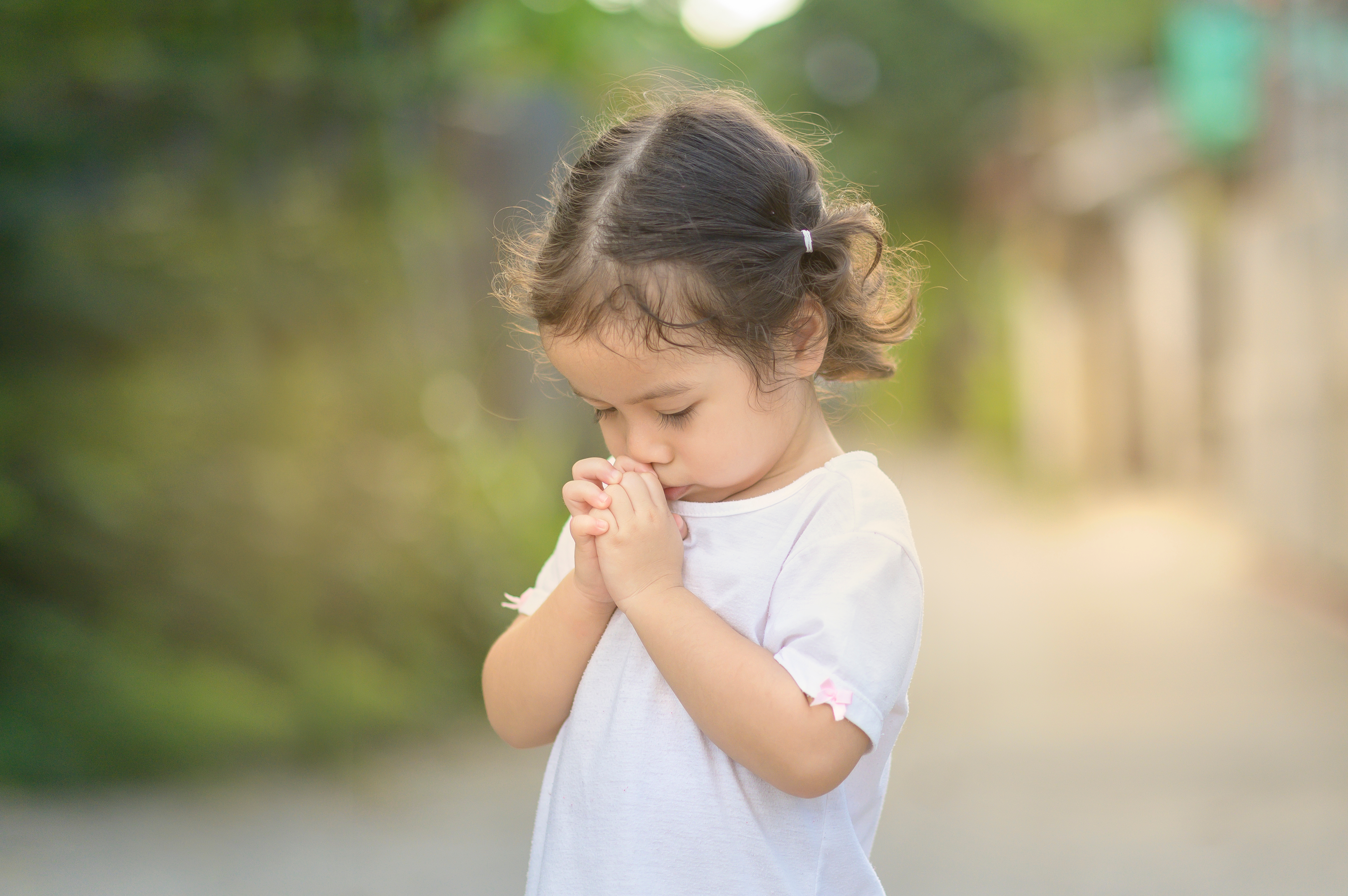 niña orando
