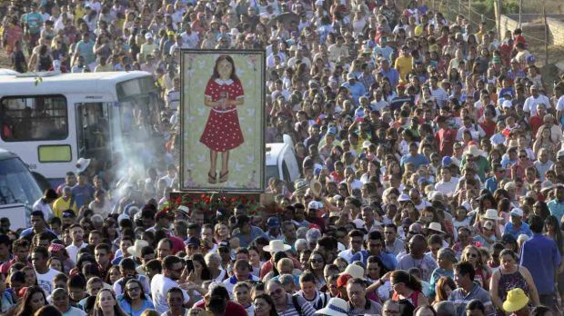 Multidão de fiéis acompanha a procissão em honra a Benigna Cardoso