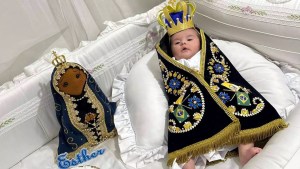 Bebê vestida com manto e coroa de Nossa Senhora Aparecida
