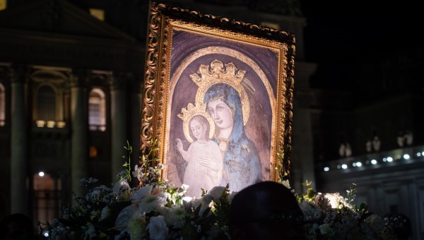 Rosary-aux-flambeaux-St-Peters-Square-Synod2023