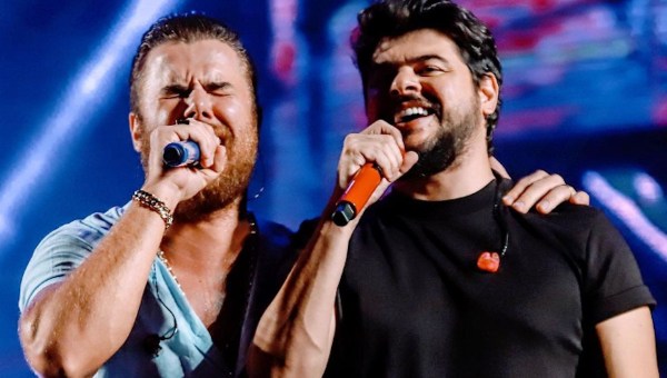 Dupla Zé Neto e Cristiano cantando em um show