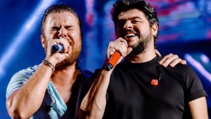 Dupla Zé Neto e Cristiano cantando em um show