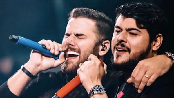 A dupla Zé Neto e Cristiano no palco, cantando.