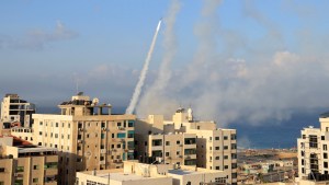 Rakieta wystrzelona przez Hamas z Gazy w kierunku Izraela