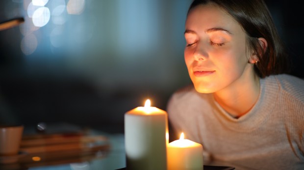 Mujer reflexionando en la noche