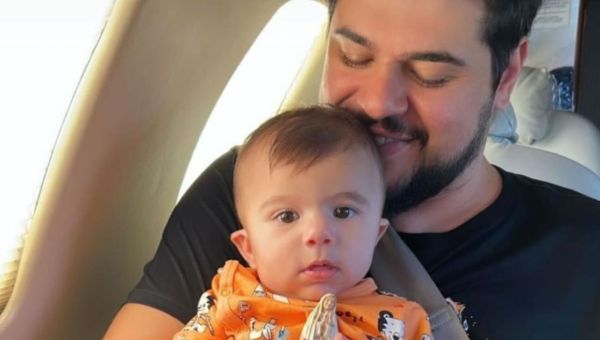 Cantor Cristiano e filho com a imagem de Nossa Senhora nas mãos