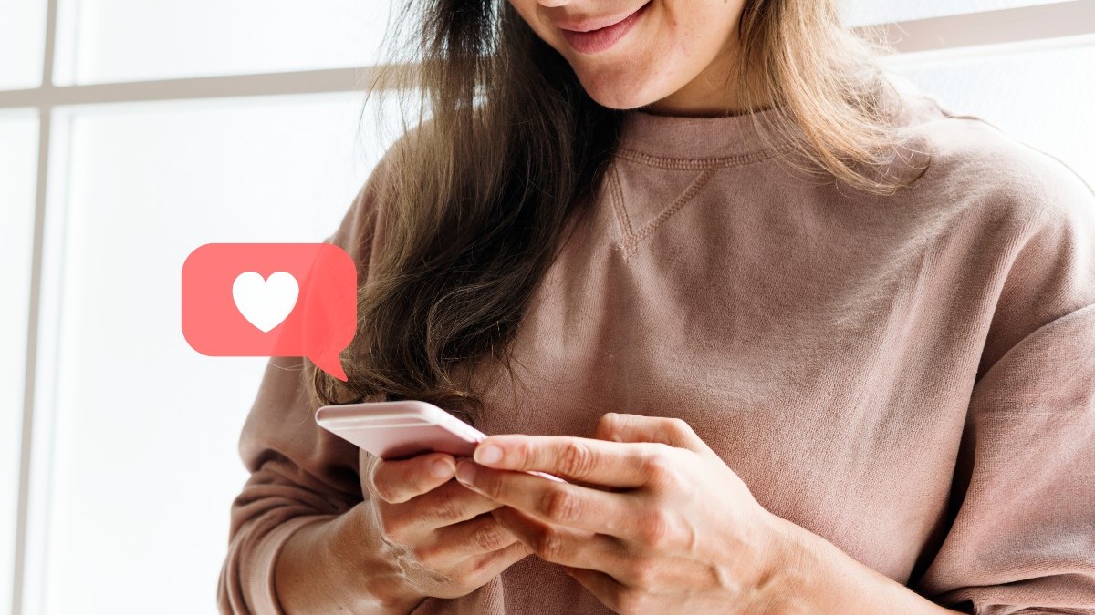 PHONE-EMOJI-HEART-WOMAN