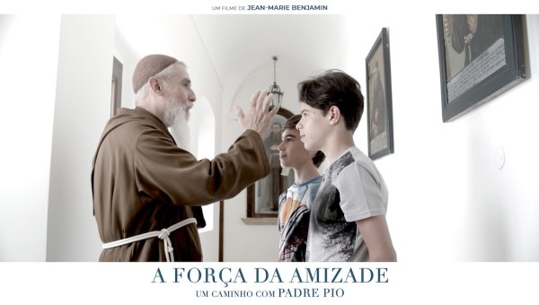 Cartaz do filme "A Força da Amizade" mostra dois adolescentes com o Padre Pio