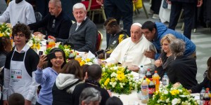 Última hora: pobres e necessitados em Santa Maria Maior para se despedir do Papa