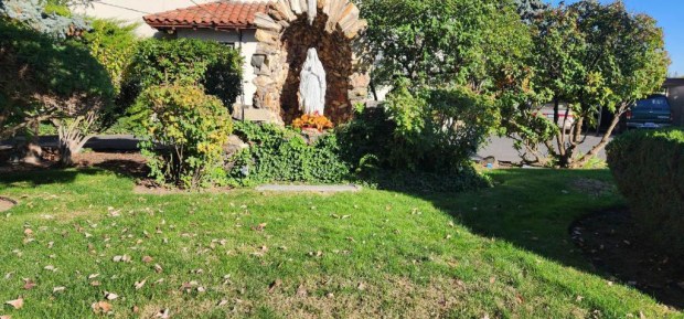 Father-Jesus-Mariscal-helped-a-mother-give-emergency-birth-on-church-grounds-in-Yakima-Washington