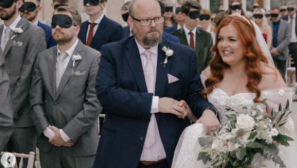 Noiva cega entra na igreja enquanto convidados estão com olhos vendados