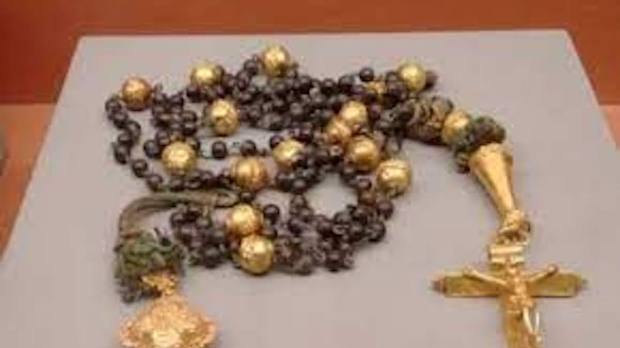 Rosario beneditino co detalhes em ouro