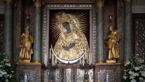 Ícone de Nossa Senhora da Madrugada em Vilnius